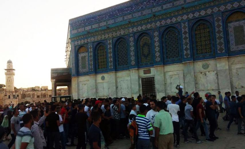 توافد عشرات المصلين للأقصى وسط إجراءات أمنية مشددة