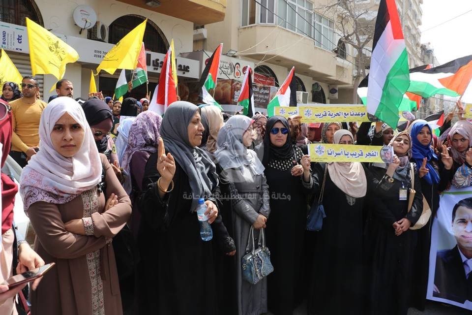 بالفيديو والصور: إحياء يوم الأسير الفلسطيني بمشاركة مئات المواطنين بغزة