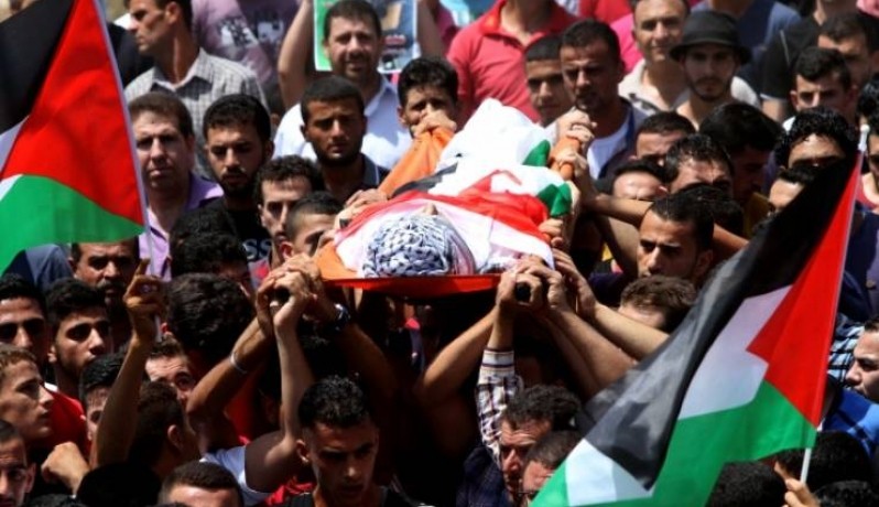 جماهير الخليل تُشيّع جثمان الشهيد رأفت الحرباوي 