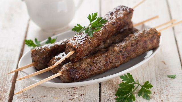  بالفيديو: طريقة عمل الكباب بالفرن