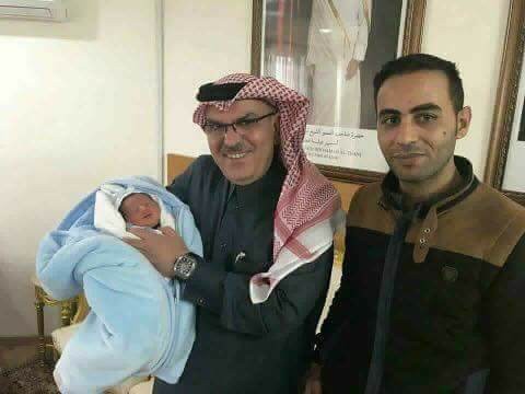 شاب يُطلق اسم "العمادي" على طفله.. فبماذا كافأه السفير القطري؟!