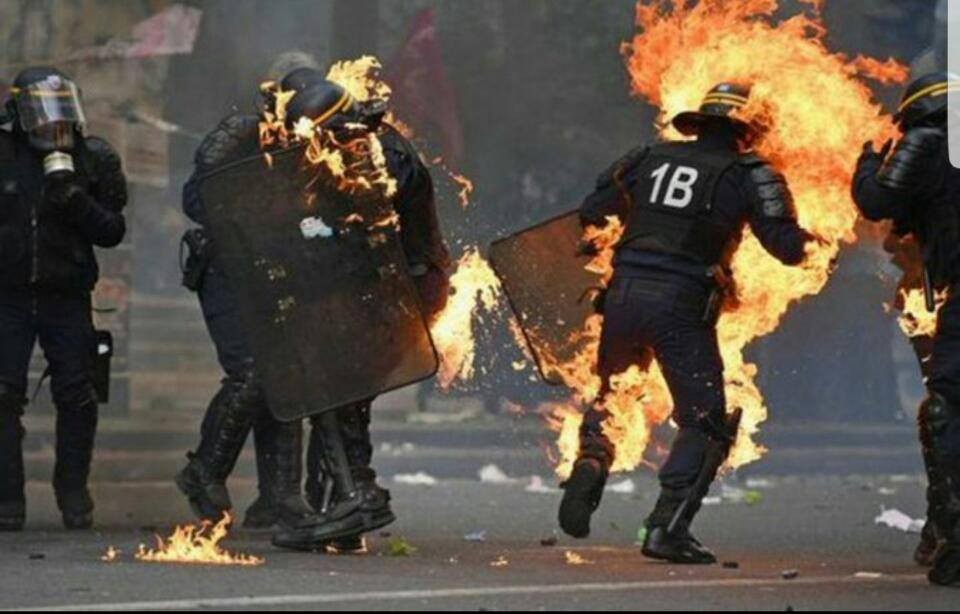 بالصور: حرق أحد أفراد الشرطة الفرنسية خلال مظاهرات يوم العمال بباريس