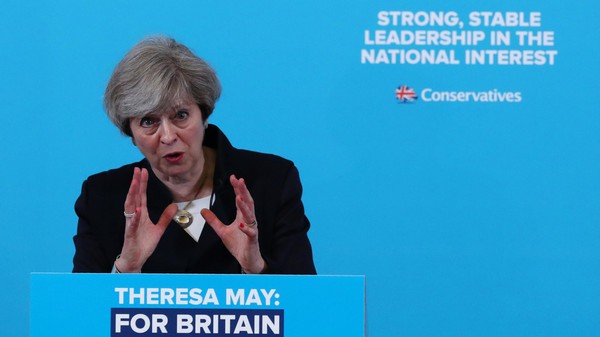 ماي تتعهد بإجراءات لمعاقبة وسائل التواصل الاجتماعي