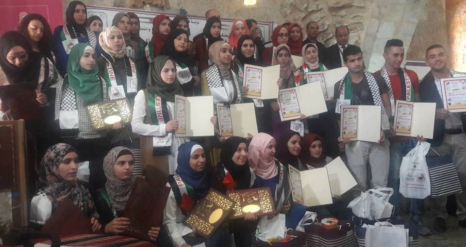 التربية تكرم أوائل الثانوية العامة في نابلس