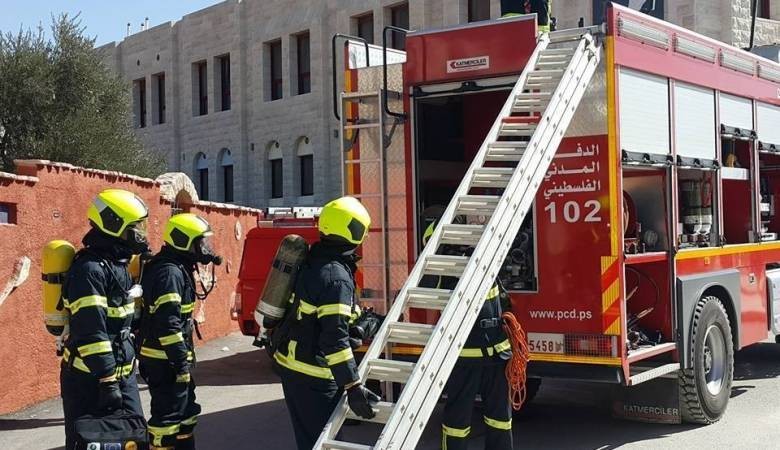 الدفاع المدني ينقذ 5 أشخاص جرفت السيول مركبتهم في وادي عارورة
