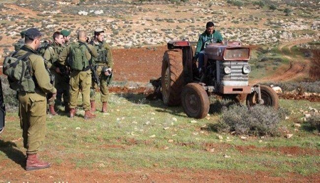 الاحتلال يستولي على حفّار تابع لوزارة الزراعة في مسافر يطا