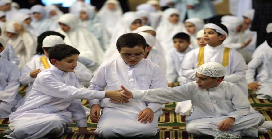 حكم تحريم المصافحة عقب الصلاة وقول حرماً للمصلين