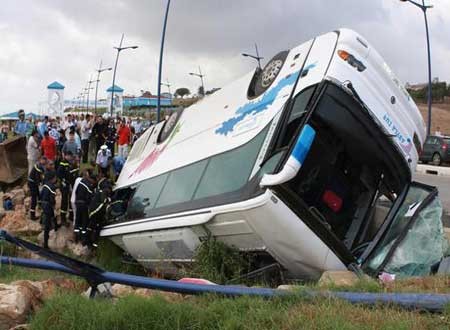 إصابة 15 مواطناً جراء انقلاب حافلتهم على طريق طوباس والفارعة