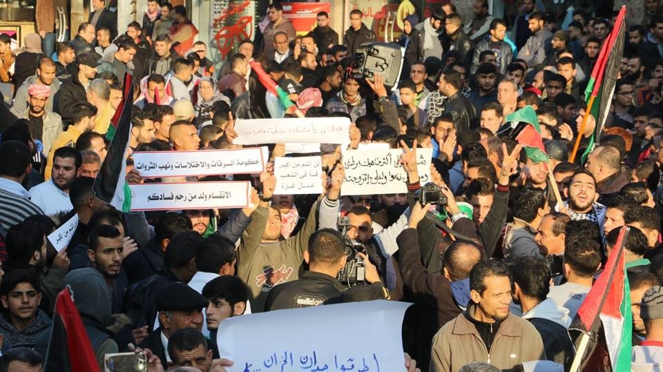 خلال مسيرة حاشدة