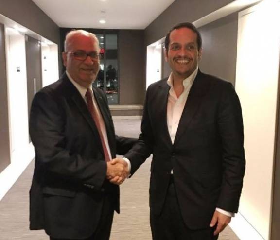 وزير الخارجية القطري يزور عريقات لتهنئته بنجاح العملية الجراحية