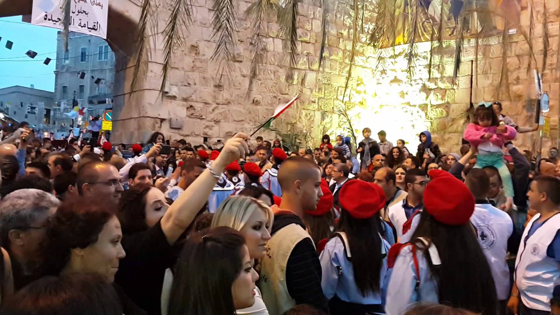 مسيرات كشفية ضخمة تعمّ وسط القدس احتفاءً بأحد الشعانين
