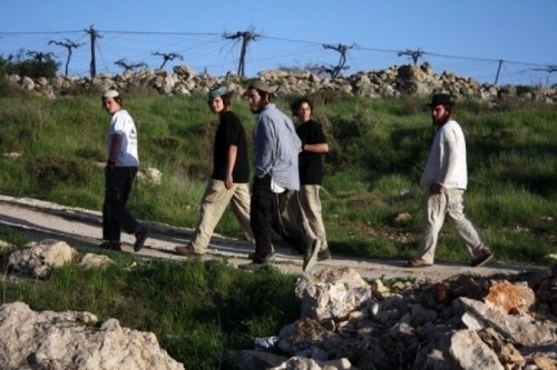الأهالي يتصدون للاعتداء