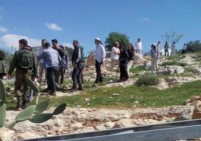 مستوطنون يهاجمون منزلين في البلدة القديمة وسط الخليل