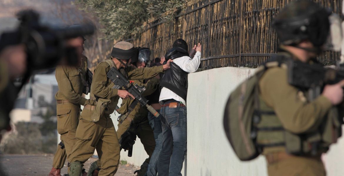 بالأسماء: الاحتلال يشن حملة اعتقالات في الضفة