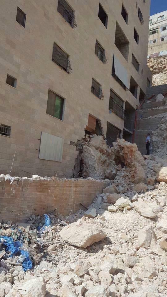 بالصور: إصابة 3 مواطنين بانهيار صخري في نابلس