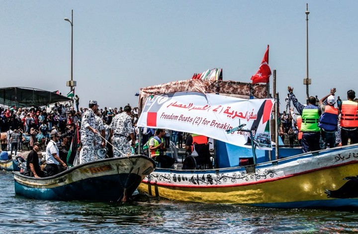 الزوارق الحربية تعترض سفن الحرية بعد تجاوزها الحدود