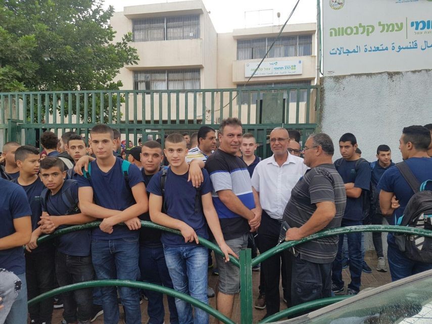 وقفة احتجاجية بمدينة قلنسوة إثر اعتداء الاحتلال على أحد المربين