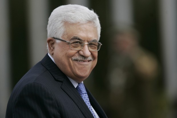 عباس يستقبل وفدًا بريطانيًا سار على الأقدام من بلاده إلى القدس المحتلة