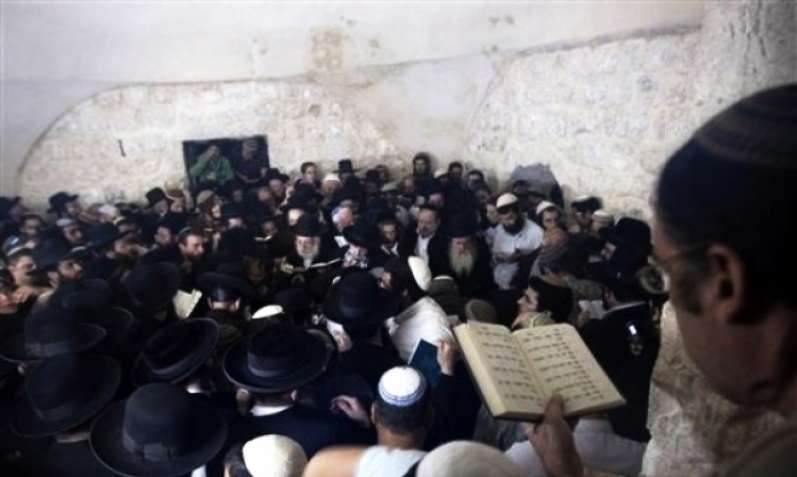 مئات المستوطنين يقتحمون "مقام يوسف" شرق نابلس