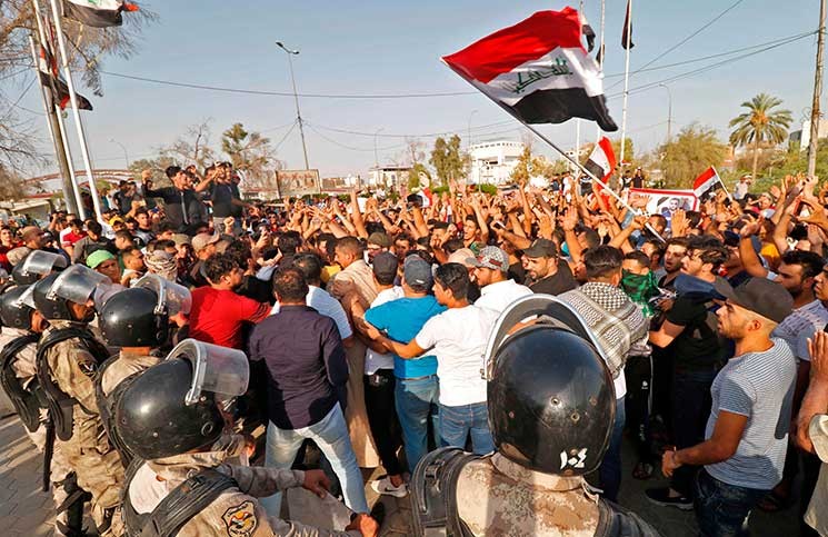 سقوط جرحى إثر احتجاجات عنيفة في البصرة جنوب العراق