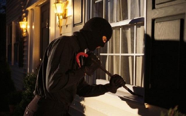 القبض على عصابة قامت بعشرات السرقات في رام الله