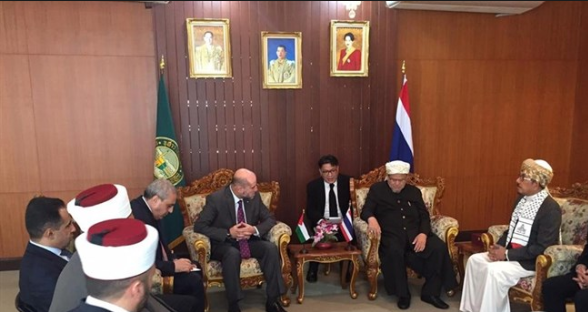 الهباش يدعو رئيس الوزراء التايلاندي إلى زيارة فلسطين خلال لقاءهما في بانكوك