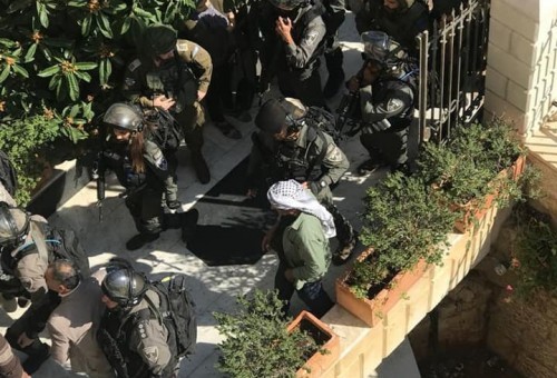 "هآرتس" تكشف السبب وراء مداهمة قوات الاحتلال لمقريّ محافظة القدس ووزارتها
