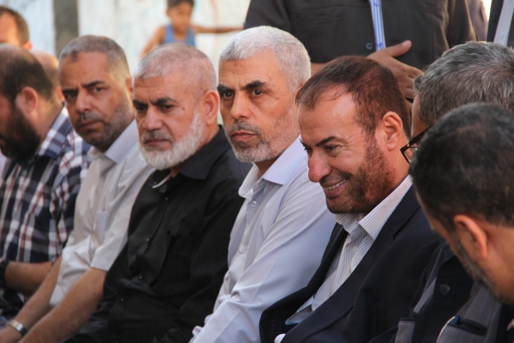 بالصور: قيادة حماس تزور عائلة الشهيد أبو أيمن طه
