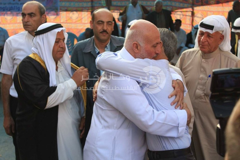 بالصور: العليا للعشائر تنجح في رأب صدع دام 20 عاماً بين عائلتين بغزة