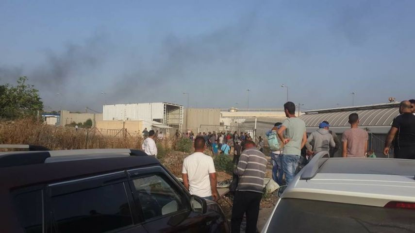 بالصور: إصابات خلال احتجاجات عمالية على مُشغل بمعبر الطيبة