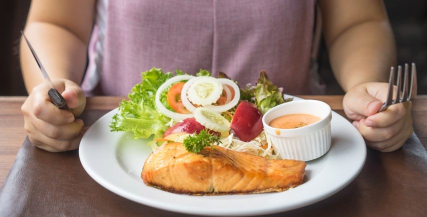 تناول السمك مرتين أسبوعيًا يخفف أعراض التهاب المفاصل