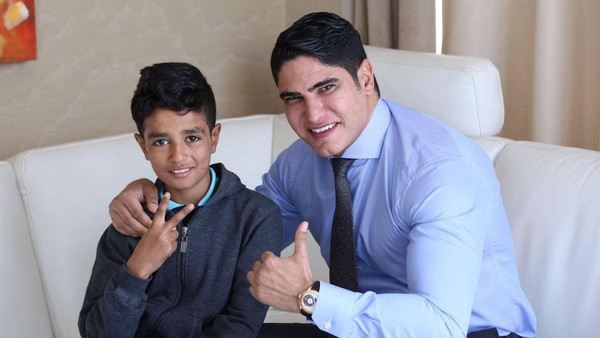 "ملياردير مصري" يتكفل بنفقات تربية وتعليم طفل هزت قصته مصر