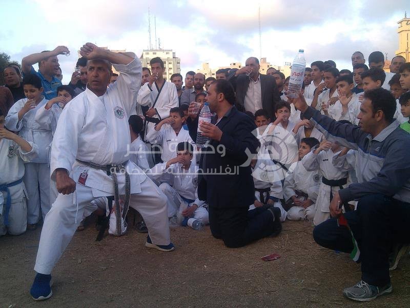 بالصور: الاتحاد الفلسطيني للكاراتيه يشارك في وقفة تضامنية مع الأسرى بساحة السرايا بغزة