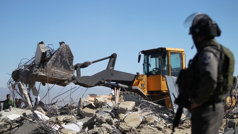 الاحتلال يُخطر بوقف العمل في منشآت سكنية بالأغوار