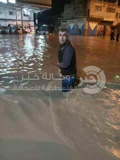 غرق محلات تجارية ومنازل بغزة إثر الأمطار الغزيرة