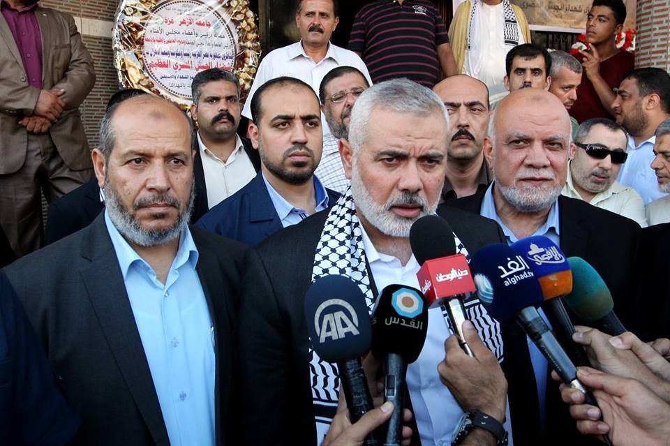 بالصور: هنية يشارك في خيمة عزاء شهداء الجيش المصري بغزة
