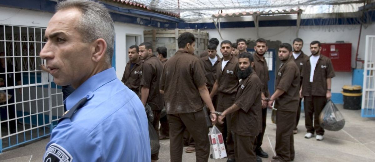 خلاف إسرائيلي حول منع زيارات أسرى حماس في السجون