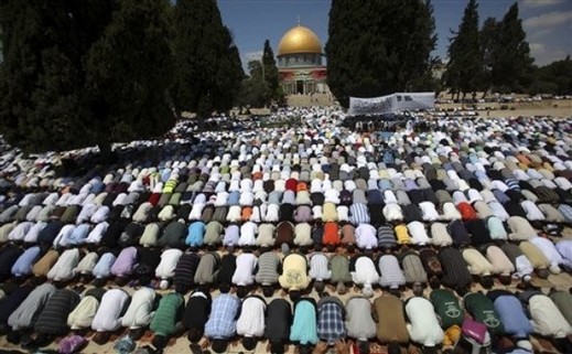 آلاف المصلين يؤدون الجمعة في رحاب الأقصى