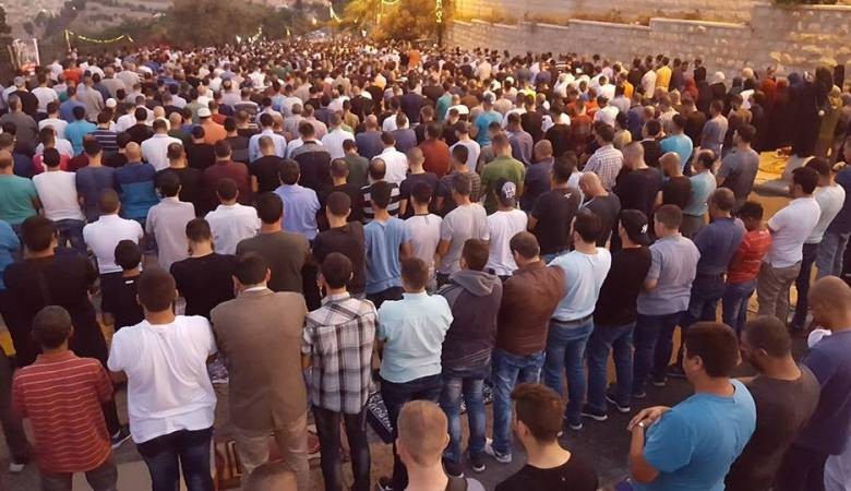 آلاف المصلين يؤدون صلاة المغرب في الأقصى ومحيطه