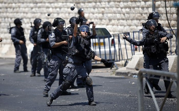 الاحتلال يشدد إجراءاته العسكرية في القدس ومواجهات في أبو ديس