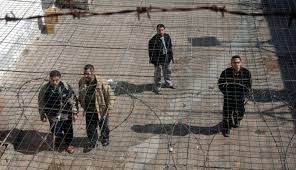 إدارة سجن "النقب" تُواصل فرض عزل جماعي على 68 أسيرًا