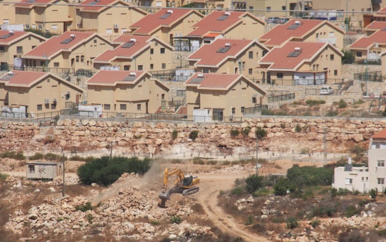 مندبليت يعمل على ترخيص 1048 مبنى في أراض فلسطينية خاصة