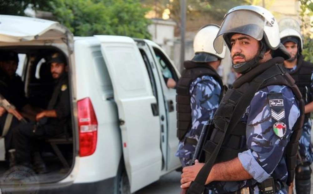 بالصورة: إصابة مواطن برصاص الشرطة عقب طعنه رجلي أمن وسط القطاع