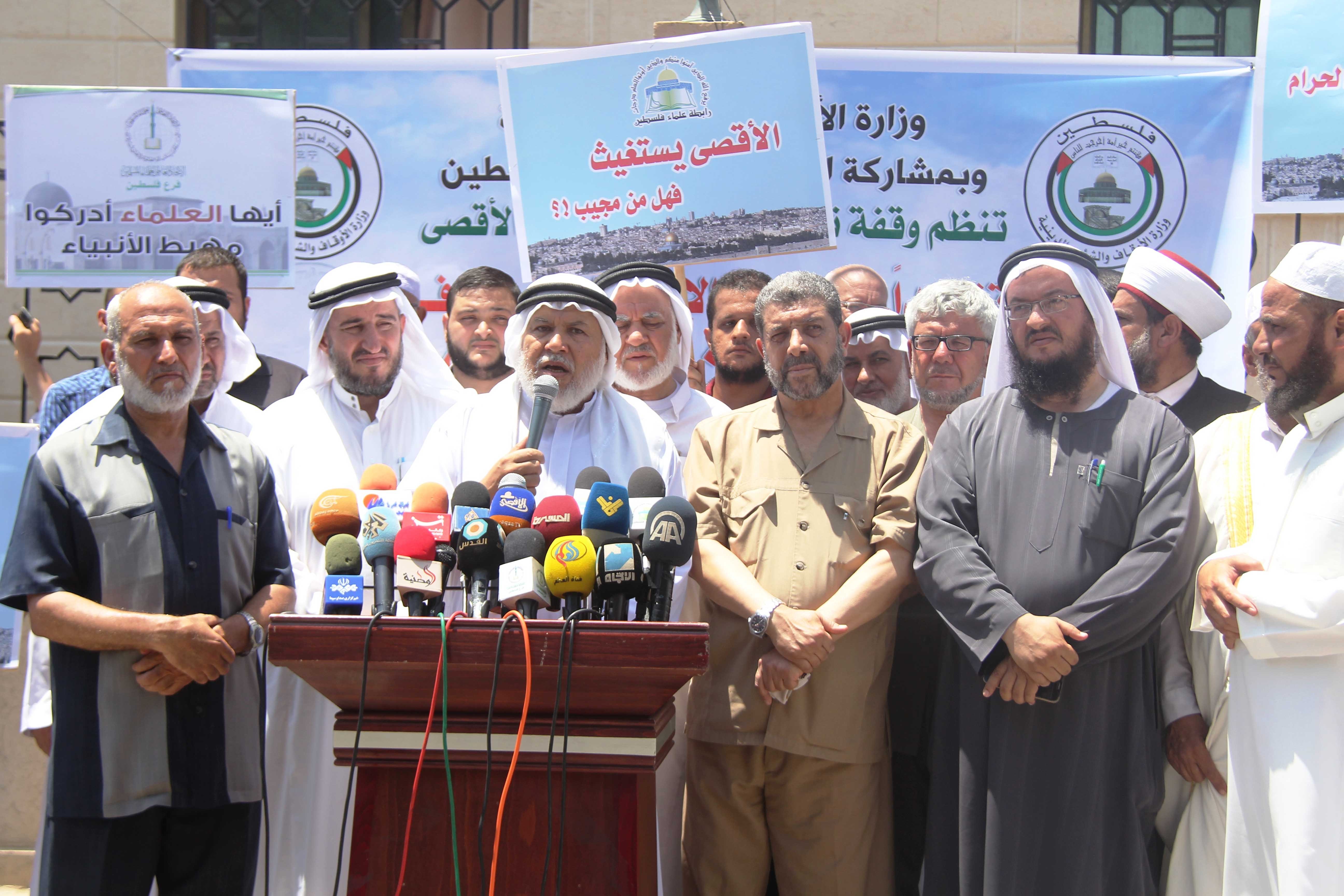 رابطة "علماء فلسطين" تعقد مؤتمراً صحفياً لإدانة إغلاق المسجد "الأقصى"
