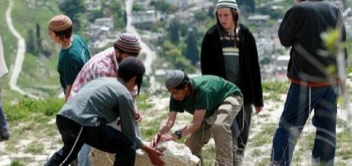 مستوطنون يردمون بئراً للمياه جنوب بيت لحم