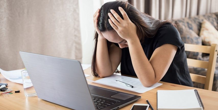 اكتشاف علاقة وثيقة بين الضائقة المالية والصداع النصفي