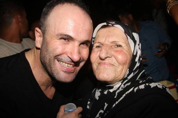 أيمن زبيب تأخّر على عزاء والدته.. كان يحيي حفلاً!