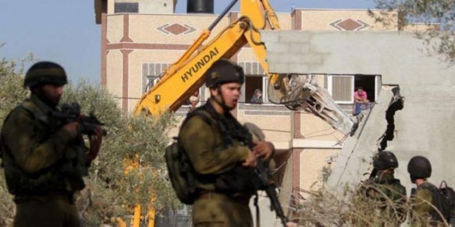 الاحتلال يهدم 4 منازل شمال القدس ويلزم أصحابها بدفع تكاليف الهدم