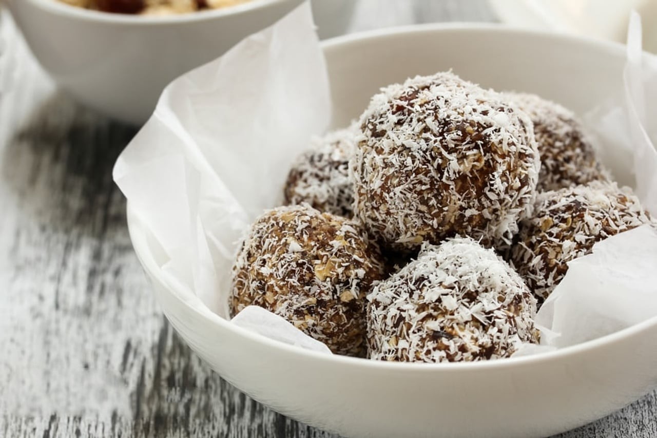  كرات التمر بجوز الهند والشوكولاتة