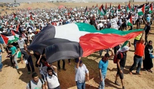 بالصورة: إصابة شاب وإلقاء منشورات تحذيرية من الاحتلال على مخيمات العودة شرق غزة
